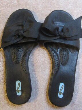 OKA-b shoes that love you black spa slides w. grosgrain removable bow sz M